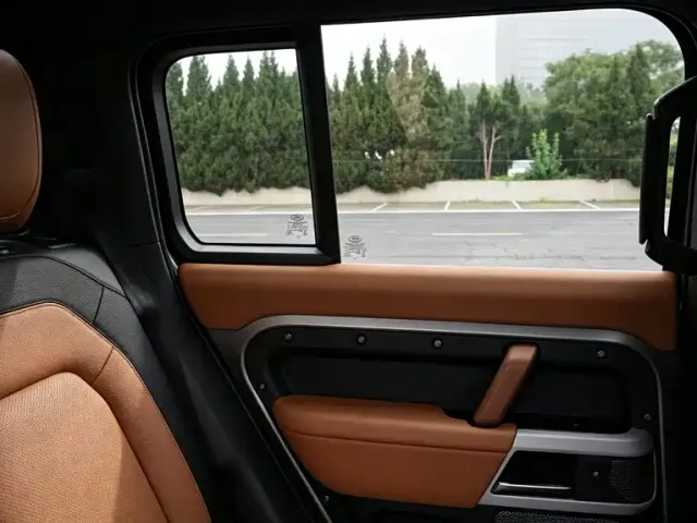Land Rover Defender — Фото автомобиля 23