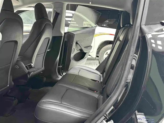 Tesla Model Y — Фото автомобиля 15
