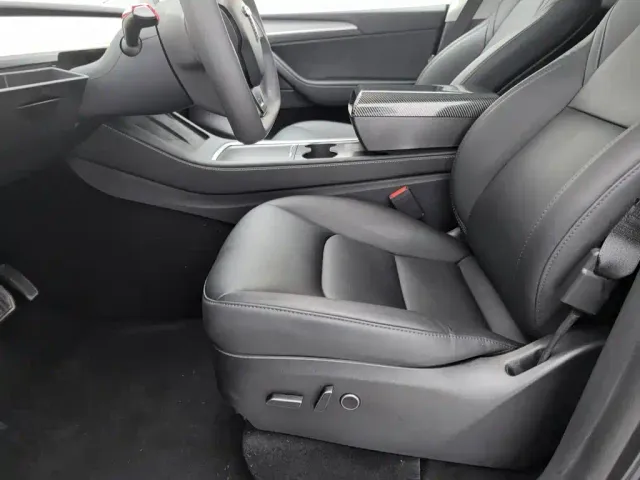 Tesla Model Y — Фото автомобиля 20