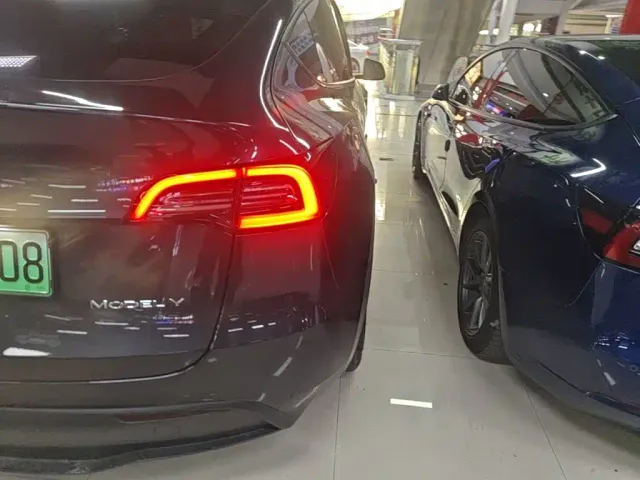 Tesla Model Y — Фото автомобиля 7