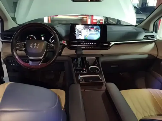 Toyota Sienna — Фото автомобиля 9
