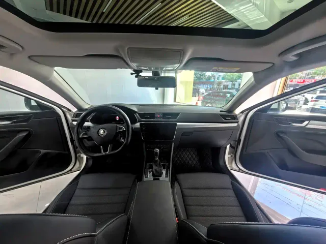 Skoda Superb — Фото автомобиля 12