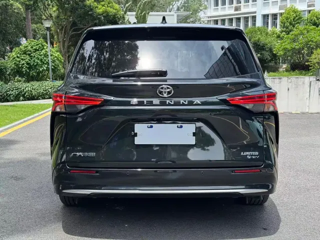 Toyota Sienna — Фото автомобиля 15