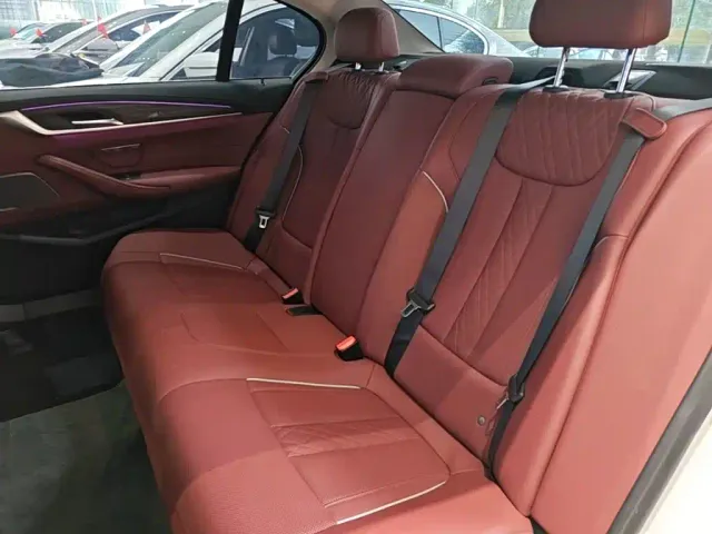BMW 5 Series — Фото автомобиля 16