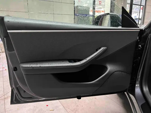 Tesla Model 3 — Фото автомобиля 10
