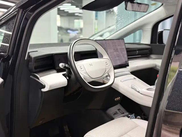 Xpeng X9 — Фото автомобиля 5