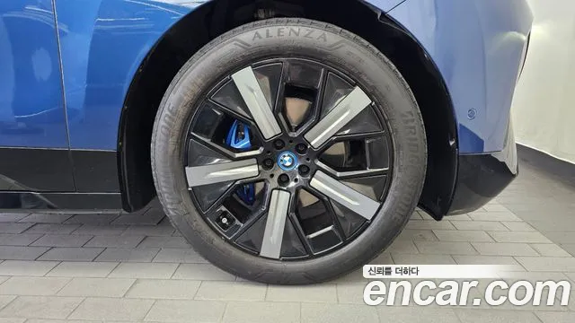 BMW iX — Фото автомобиля 21