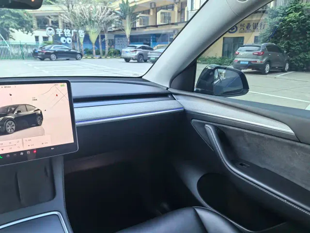 Tesla Model Y — Фото автомобиля 16