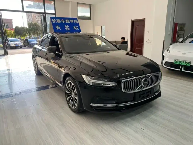 Volvo Volvo S90 2022 B5 Momentum Luxury Edition — Фото автомобиля 3