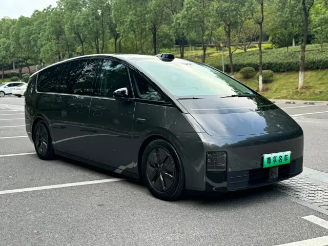 Li Auto MEGA — Фото автомобиля 3