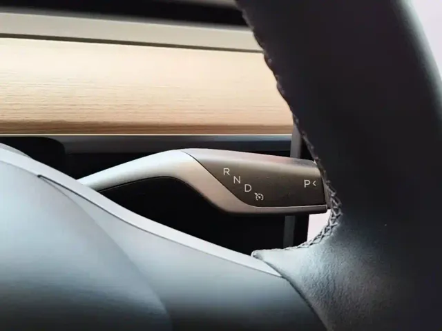 Tesla Model Y — Фото автомобиля 13