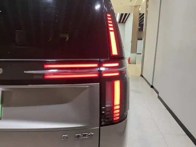 Volvo EM90 — Фото автомобиля 7
