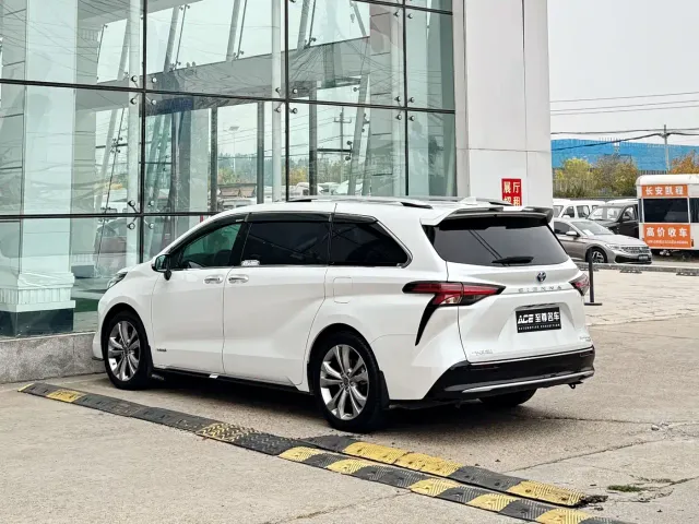 Toyota Sienna — Фото автомобиля 6