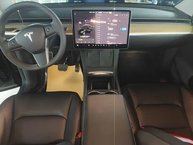Tesla Model Y — Фото автомобиля 9