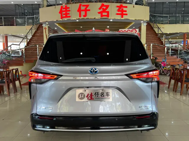 Toyota Sienna — Фото автомобиля 4