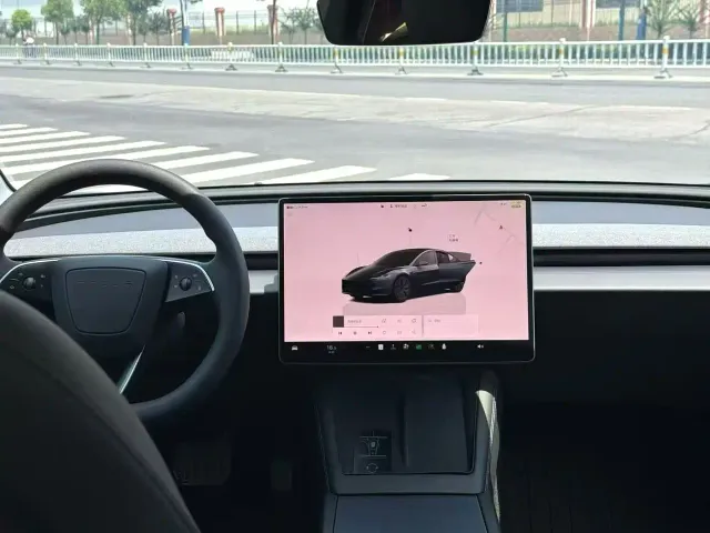 Tesla Model 3 — Фото автомобиля 9