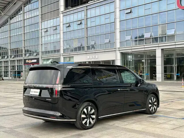 Volvo EM90 — Фото автомобиля 6