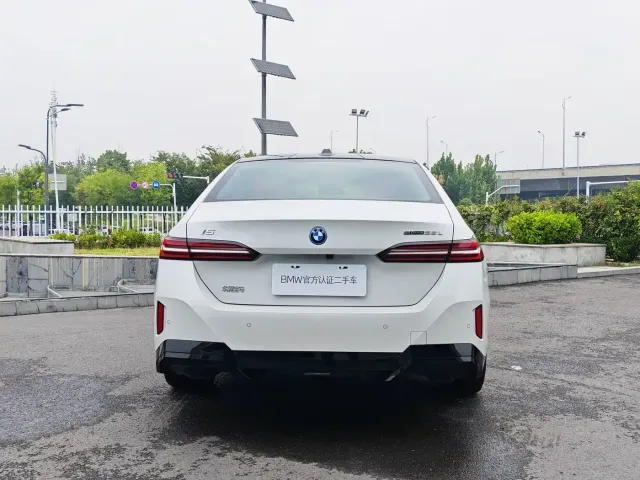 BMW i5 — Фото автомобиля 6