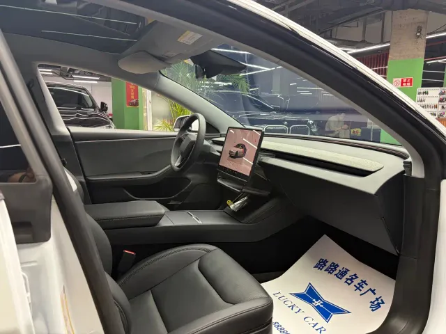 Tesla Model 3 — Фото автомобиля 8