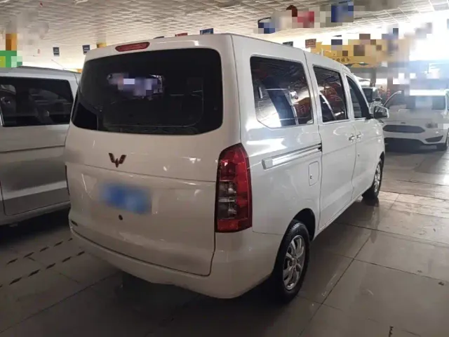 Wuling Hongguang V — Фото автомобиля 6