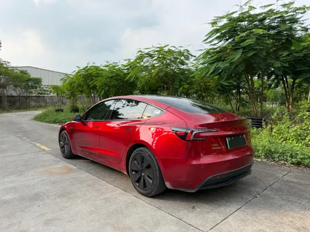 Tesla Model 3 — Фото автомобиля 5