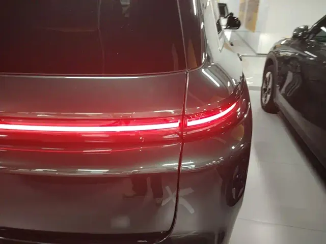 Li Auto L8 — Фото автомобиля 7