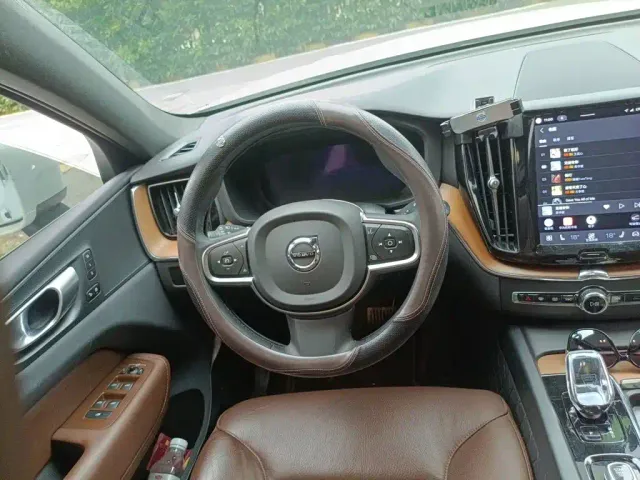 Volvo XC60 — Фото автомобиля 11
