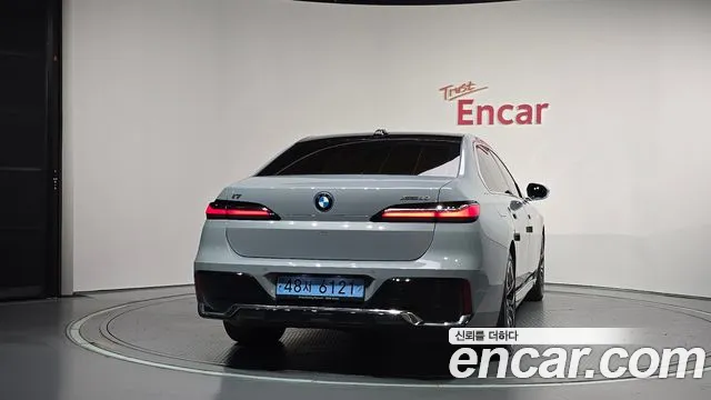 BMW i7 — Фото автомобиля 3