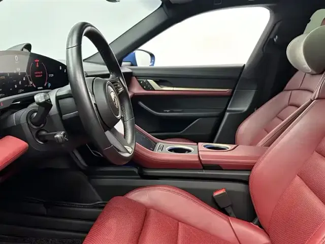 Porsche Taycan — Фото автомобиля 16