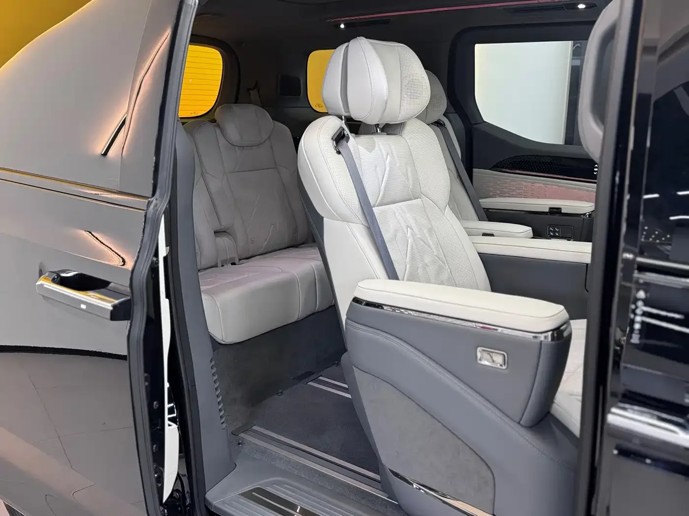ZEEKR Zeekr 009 2024 6-seat Executive AWD 108kWh — Фото автомобиля 19