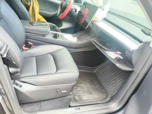 Tesla Model Y — Фото автомобиля 10