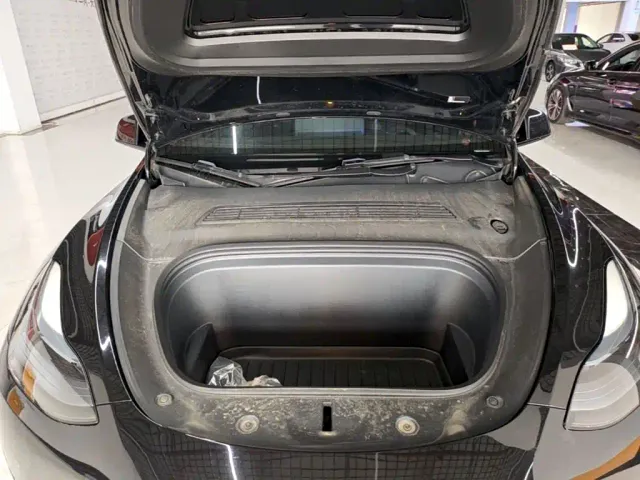 Tesla Model Y — Фото автомобиля 19
