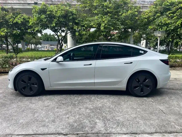 Tesla Model 3 — Фото автомобиля 10