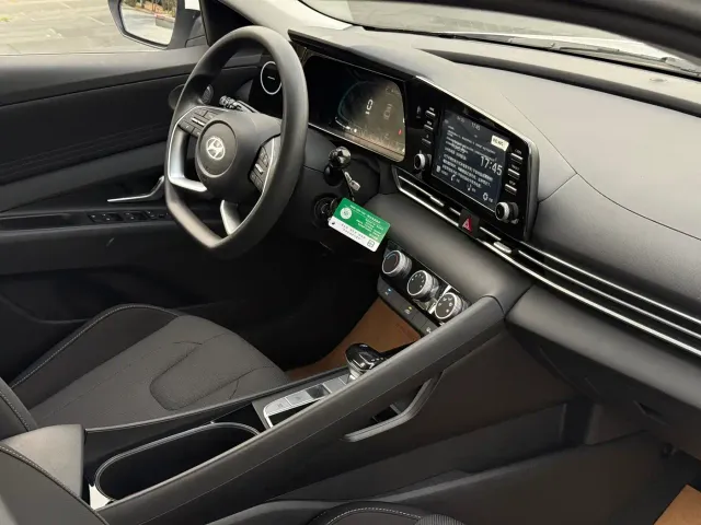 Hyundai Elantra — Фото автомобиля 12
