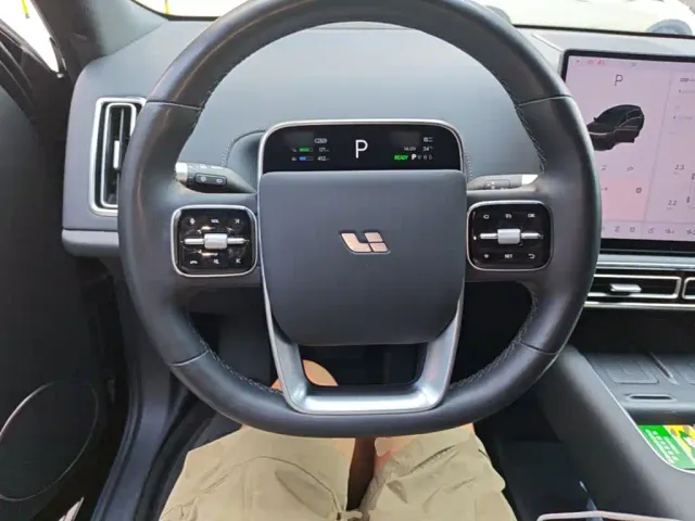 Li Auto L8 — Фото автомобиля 2