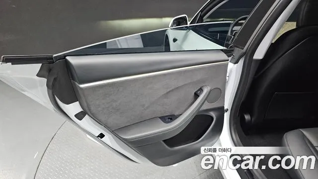Tesla Model 3 — Фото автомобиля 25