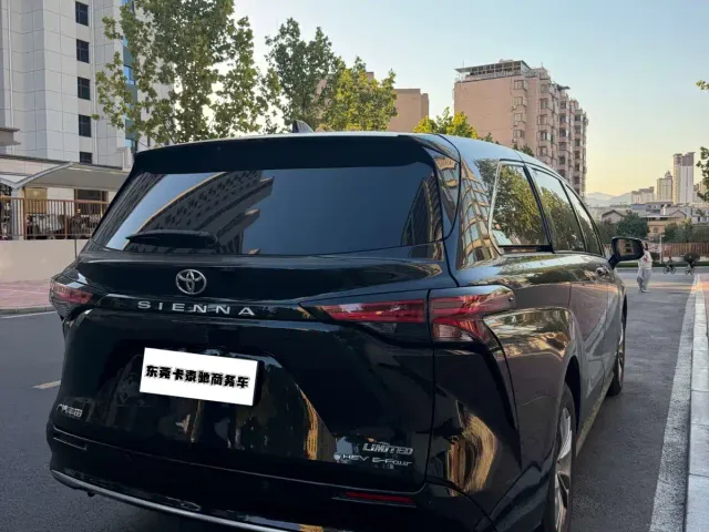 Toyota Sienna — Фото автомобиля 7