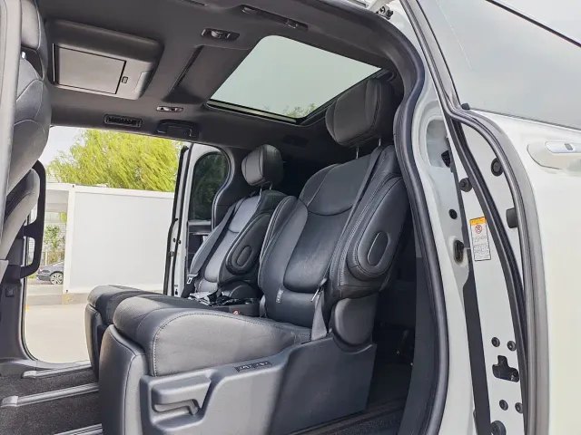 Toyota Toyota Sienna 2021 2.5L Hybrid Platinum Edition — Фото автомобиля 5
