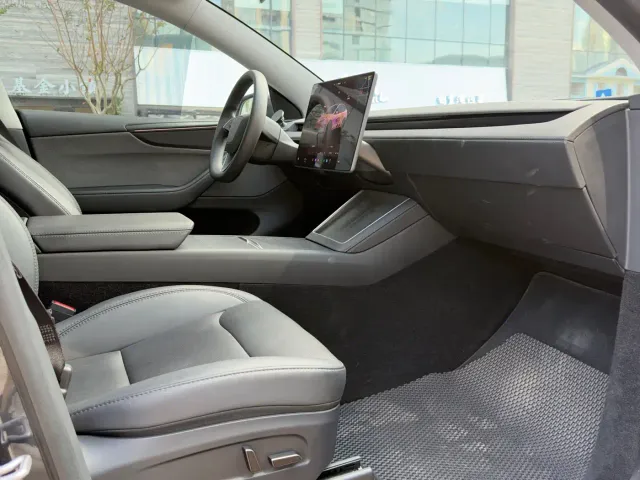 Tesla Model Y — Фото автомобиля 8