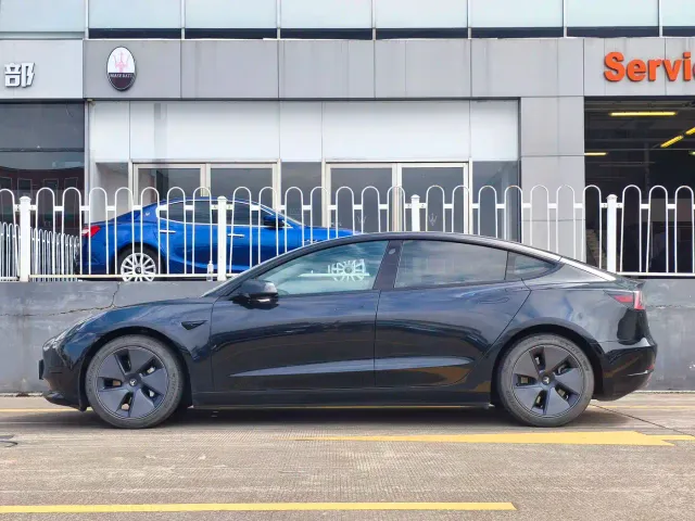 Tesla Model 3 — Фото автомобиля 4