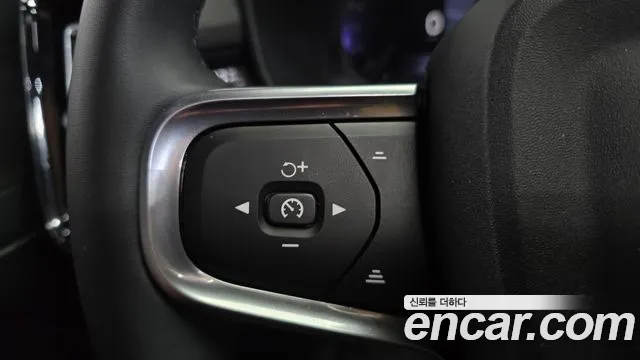 Вольво XC40 B4 Black Edition — Фото автомобиля 14