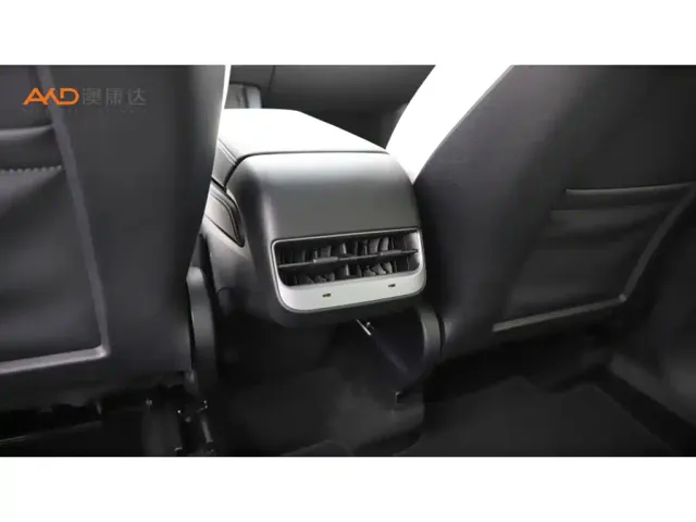 Tesla Model Y — Фото автомобиля 9