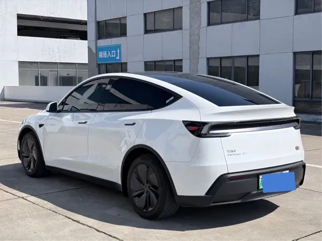 Tesla Model Y — Фото автомобиля 16