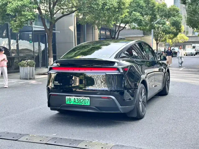 Tesla Model Y — Фото автомобиля 7