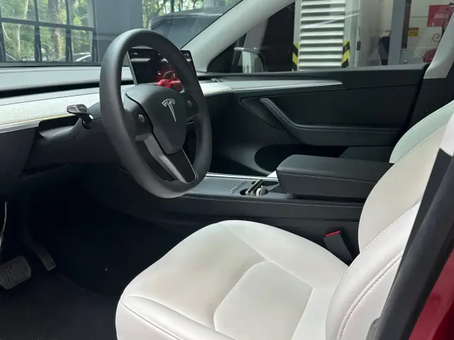 Tesla Model Y — Фото автомобиля 5