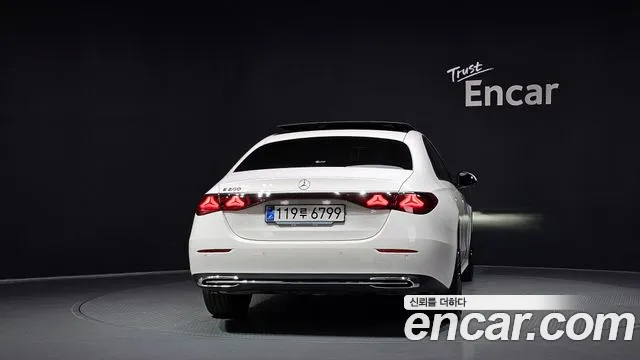 Mercedes-Benz E-Class — Фото автомобиля 4