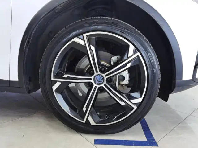 BYD Tang — Фото автомобиля 6