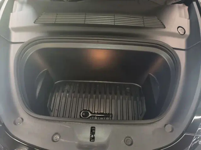 Tesla Model Y — Фото автомобиля 19