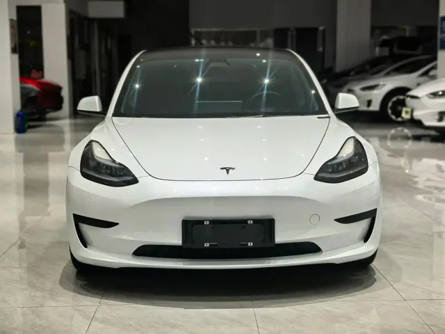 Tesla Model 3 — Фото автомобиля 2