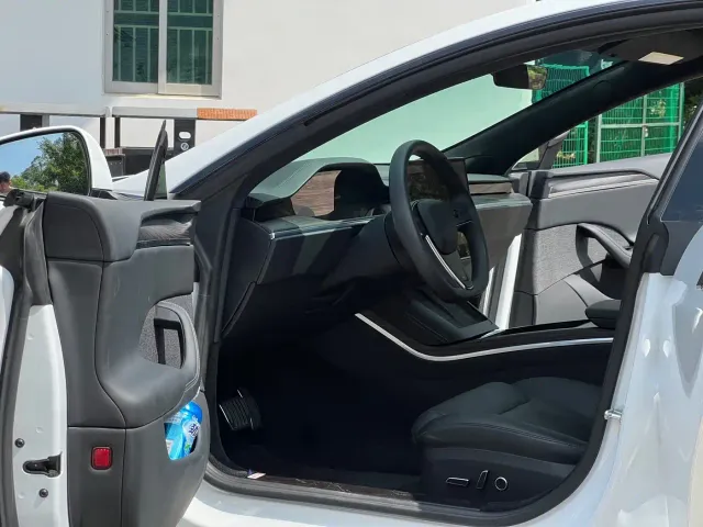 Tesla Model S — Фото автомобиля 10